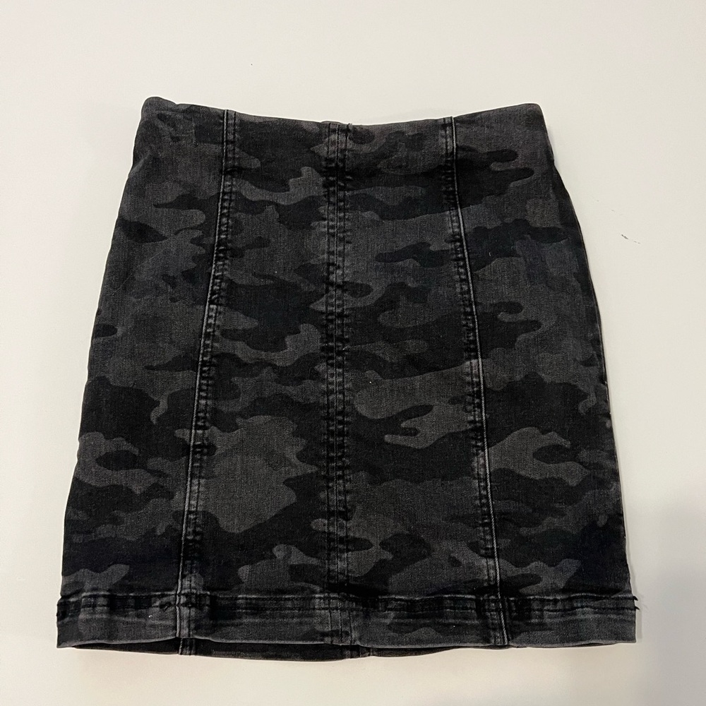 Free People We The Free Modern Femme Denim skirt, dark grey & black Camo, size 0